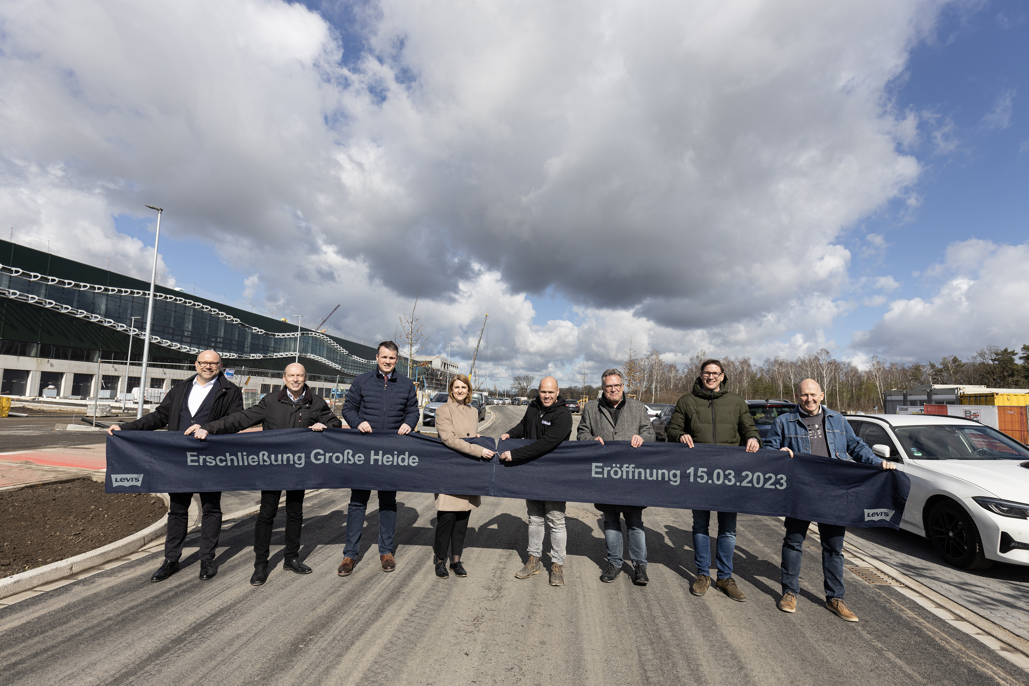 Eröffnung der neuen Erschließungsstraße zum Industriegebiet Große Heide in Dorsten-Wulfen, v.l.n.r.: Markus Funk (Geschäftsführer WINDOR), Borris Paul (Projektmanager RAG Montan Immobilien), Tobias Stockhoff (Bürgermeister der Stadt Dorsten), Sandra Nierfeld (Geschäftsführerin RAG Montan Immobilien), Patrick Berning (Knoll GmbH & Co. KG), Holger Lohse (Planungsdezernent Stadt Dorsten), Wolfgang Bahde (Oberbauleiter, Knoll GmbH & Co. KG), Graham Truter (Senior Project Manager, Levi Strauss & Co. Europe).