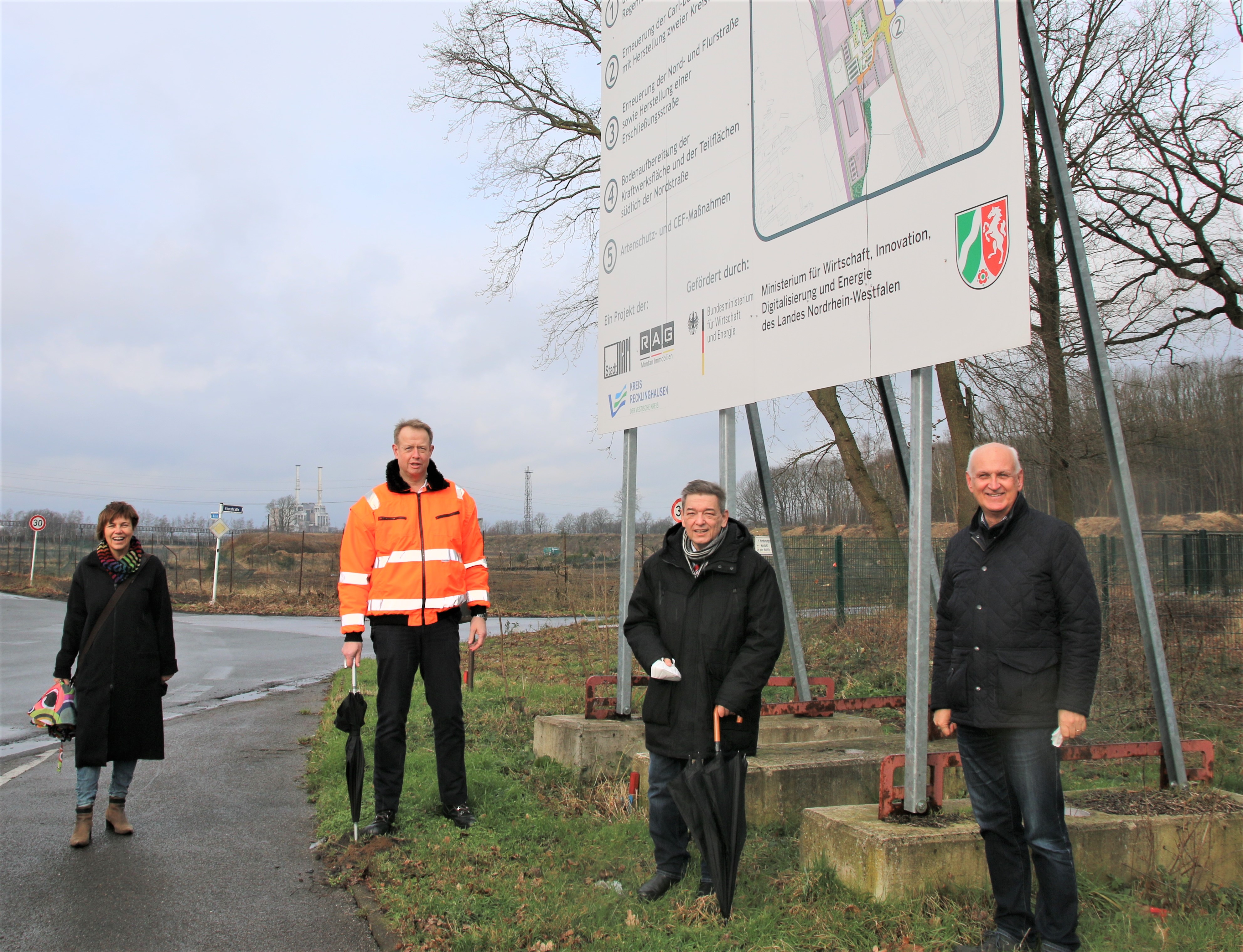 v.l.n.r:  Andrea Baudeck, Technische Dezernentin der Stadt Marl,  Michael Kalthoff, Finanzvorstand der RAG Aktiengesellschaft und Vorsitzender der Geschäftsführung der RAG Montan Immobilien, Werner Arndt, Bürgermeister der Stadt Marl,  MdL Carsten Löcker, verkehrspolitischer Sprecher der SPD-Landtagsfraktion bei der Begehung von gate.ruhr. Foto: RAG Montan Immobilien, Fotograf: RAG Montan Immobilien