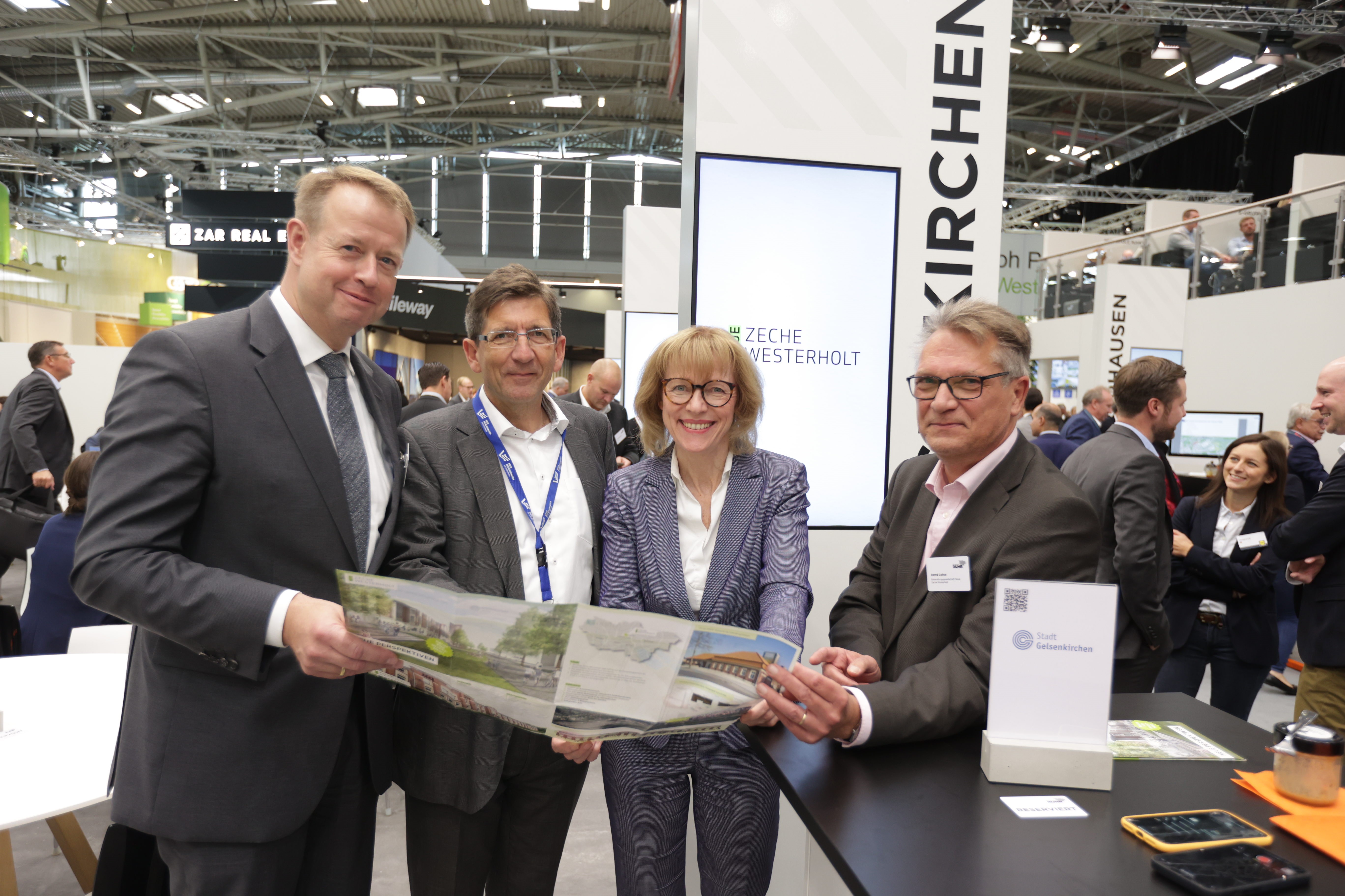 Am Messestand v.l.n.r.: Michael Kalthoff, Mitglied des Vorstandes der RAG Aktiengesellschaft und Vorsitzender der Geschäftsführung der RAG Montan Immobilien, Michael Blume, Leiter der Wirtschaftsförderung der Stadt Herten, Karin Welge, Oberbürgermeisterin der Stadt Gelsenkirchen, sowie Bernd Lohse, Geschäftsführer der Entwicklungsgesellschaft Neue Zeche Westerholt. Foto: Business Metropole Ruhr